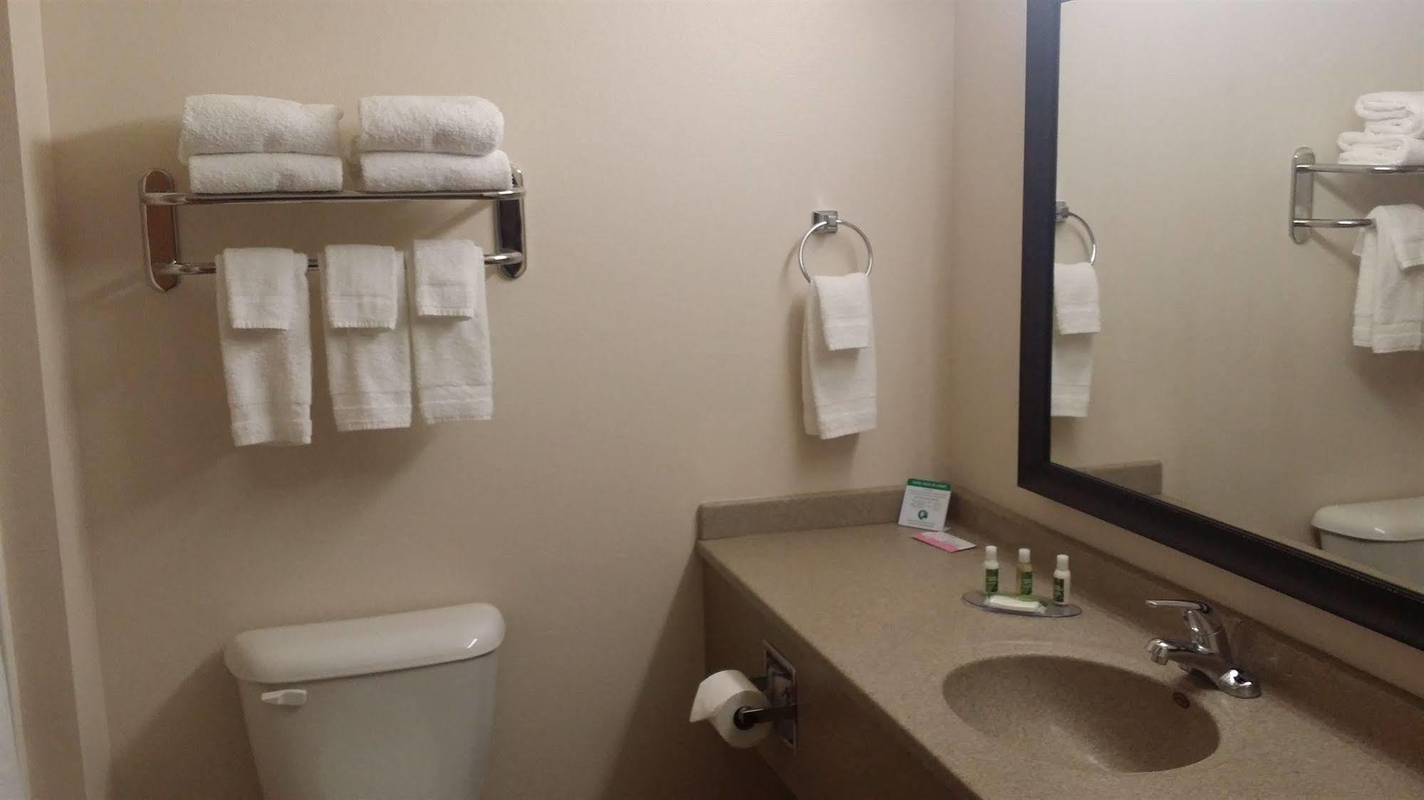 American Inn & Suites Parkers Prairie Buitenkant foto